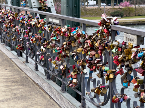 マイン川を渡る名フォトスポット】鉄の橋（Eiserner Steg）🌉💑 | Trip