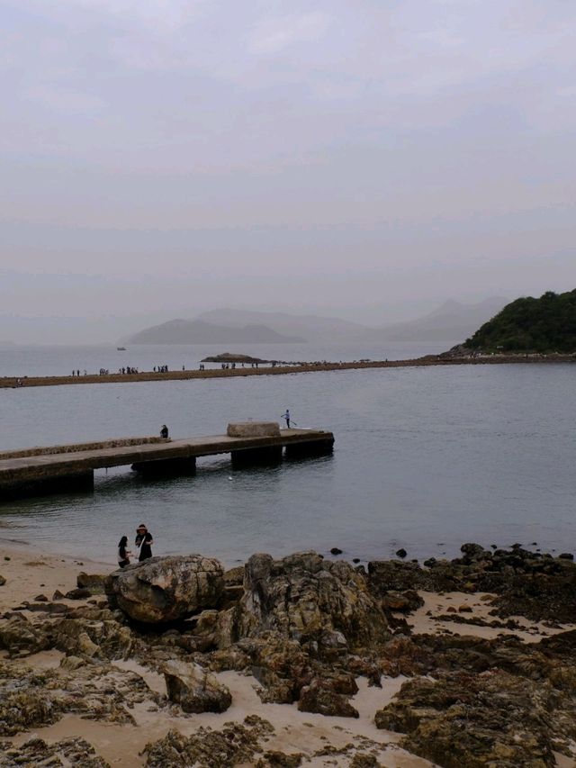 【天空之橋與天然奇岩】西貢橋咀島打卡一日遊！藍天白雲＋海蝕奇景＋打卡位全攻略🌊⛰️📸