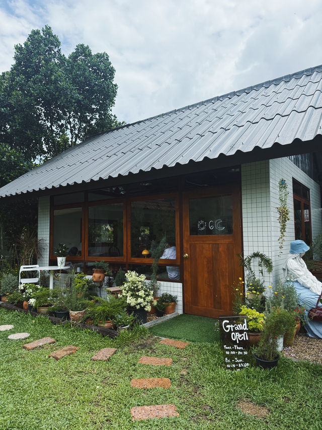 คาเฟ่เปิดใหม่สไตล์โฮมมี่ย่านศรีราชา