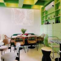 Friendcation Cafe : คาเฟ่สไตล์บังกะโลสีขาว