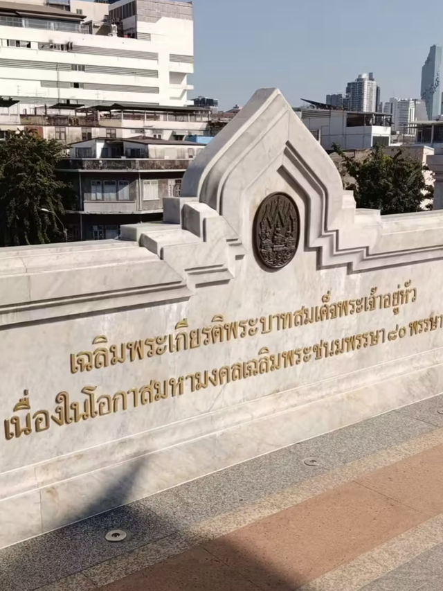 เที่ยว วัดไตรมิตรวิทยาราม วรวิหาร กรุงเทพ