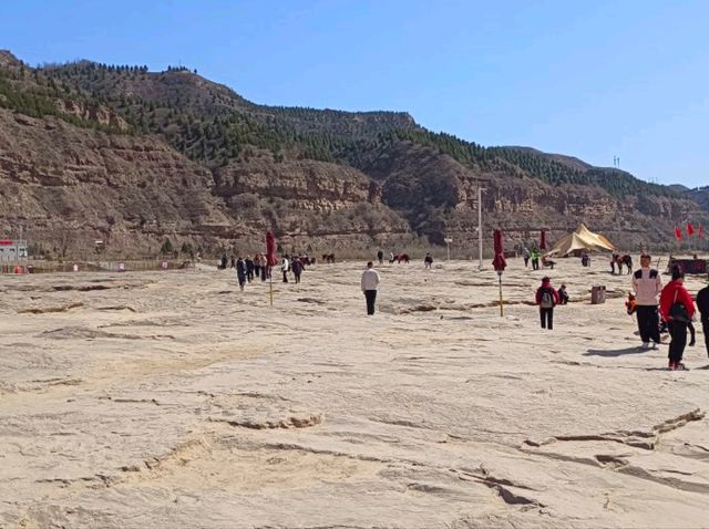 น้ำตกหูโข่วในแม่น้ำเหลือง (Hukou Waterfall) 