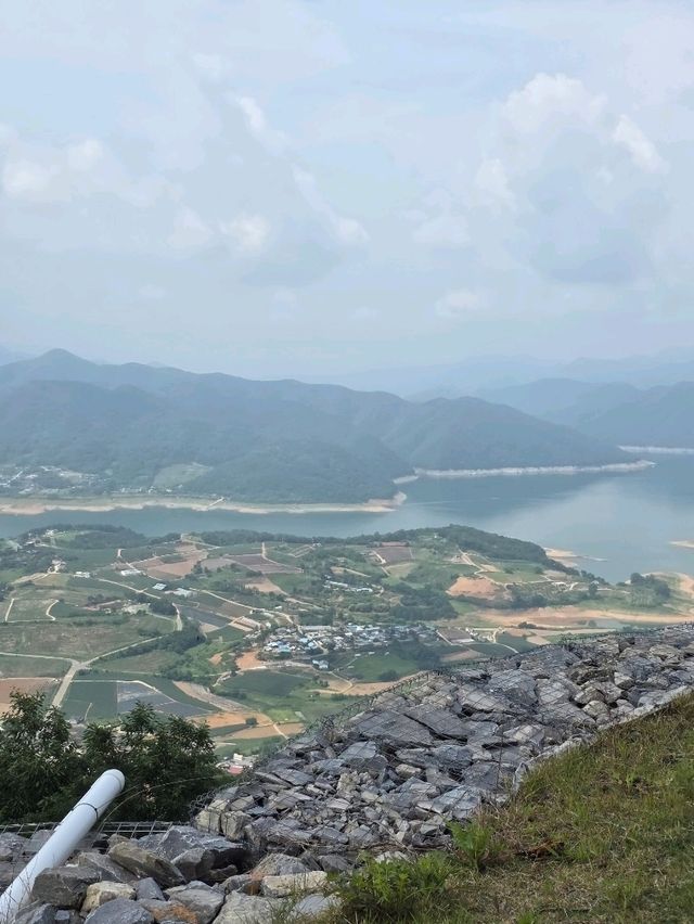 하늘과 호수를 품은 제천 비봉산 전망대