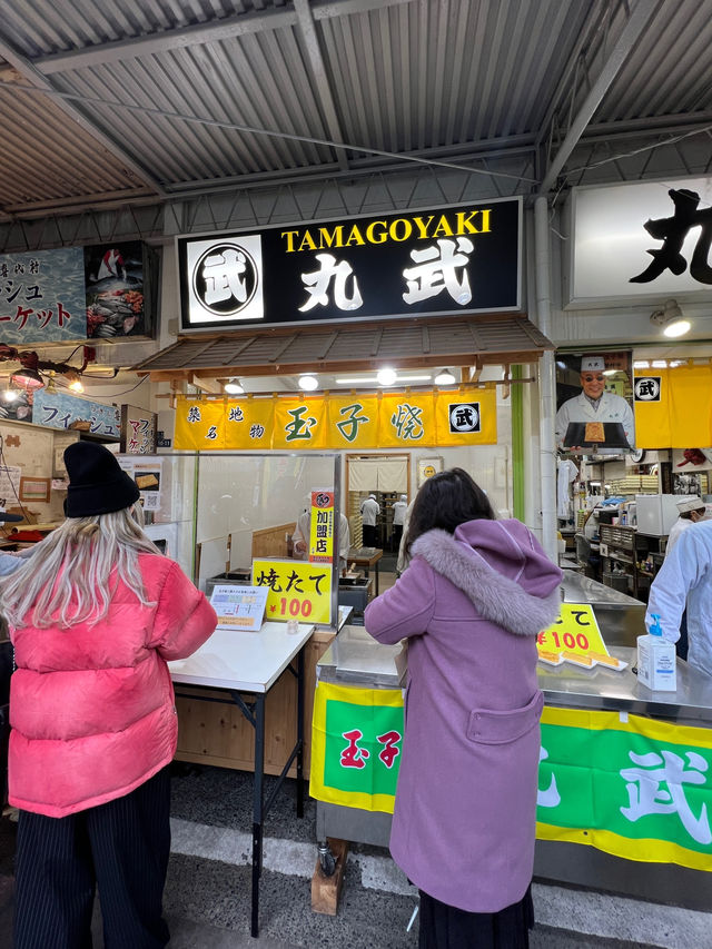 🍢 A Tasty Stroll Through Tsukiji Outer Market – Tamagoyaki, Ramen, Seafood & Soft Serve 🍦