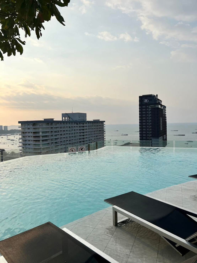 家族旅行にぴったり！パタヤ中心部の海と街が見渡せるインフィニティプールが最高✨🐒
