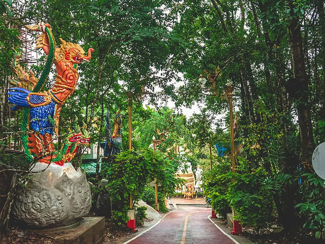雲の上の寺院で深呼吸。心が洗われる朝🌄🙏 #ワットパープータップブック #タイ絶景