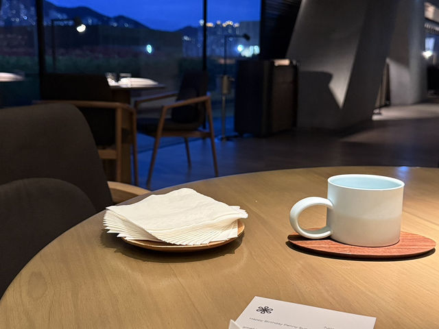 充滿驚喜嘅餐廳，仲有可以望晒香港最靚嘅景色