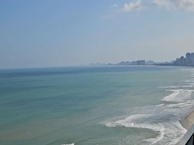 	「住進海的懷抱」：峴港沙灘海濱飯店的夢幻海景與無邊泳池體驗