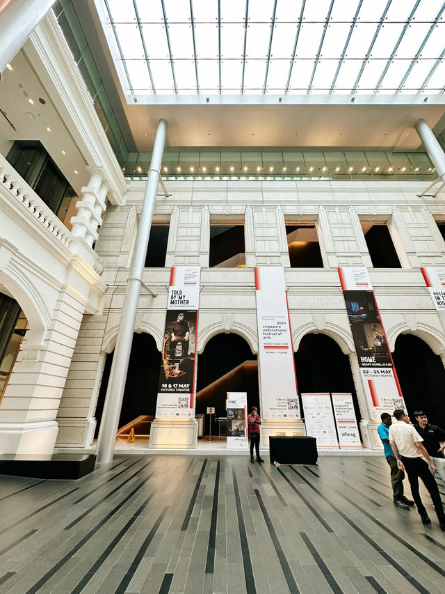 Echoes of Empire – Victoria Concert Hall & Stamford Raffles Statue