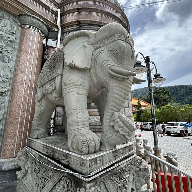Solo Traveler's Guide to Kek Lok Si Temple: Penang's Majestic Buddhist Wonder** 🏯