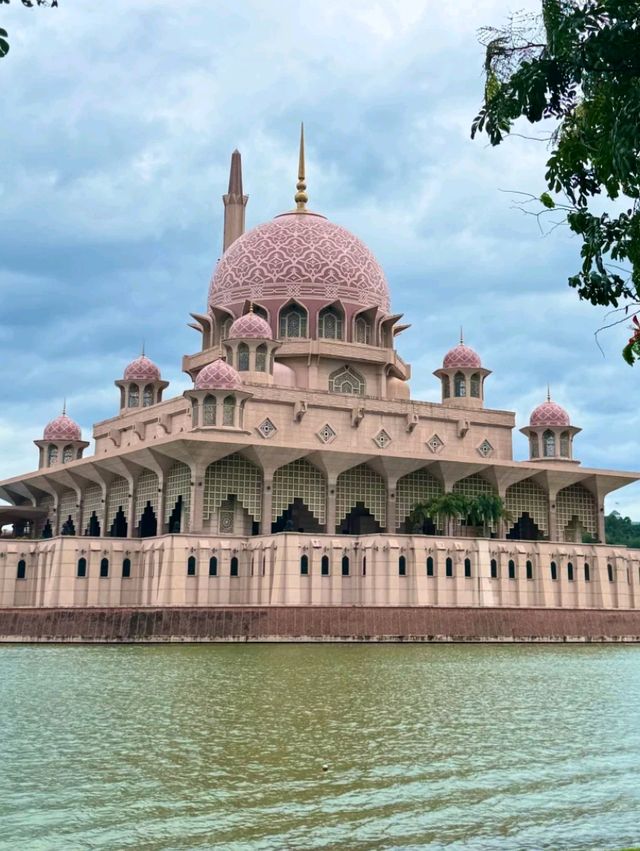 Putra Mosque, Putrajaya – A Modern Marvel with Traditional Charm