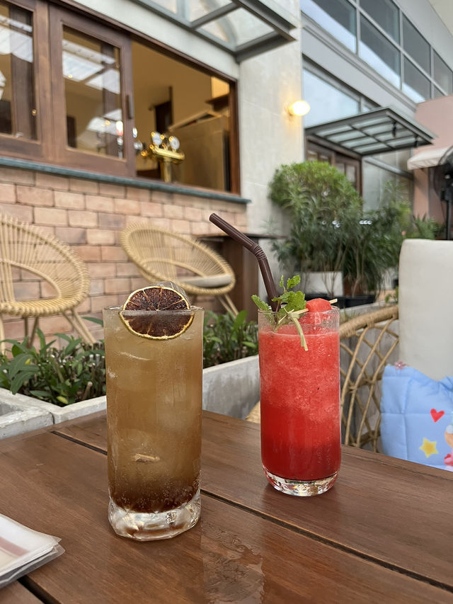 🌙 Moon Whale Pattaya – คาเฟ่สวยหรูริมทะเล