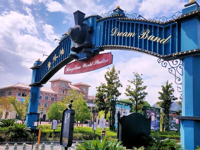 The Dream Bund Resort with Its Broadway Show !