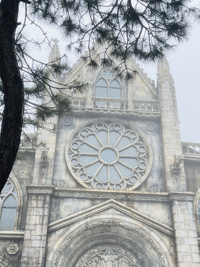 🌧️ Mist, Rain & Magic on Ba Na Hills – Danang’s Dreamlike Mountain