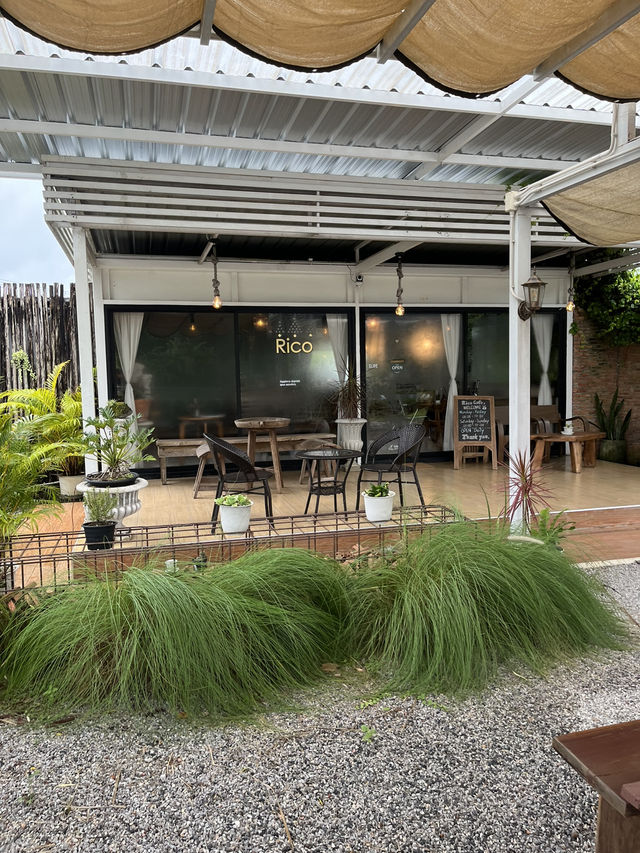 แวะพักจิบกาแฟชิคๆ ที่ Rico คาเฟ่ริมสุขุมวิท นายายอ
