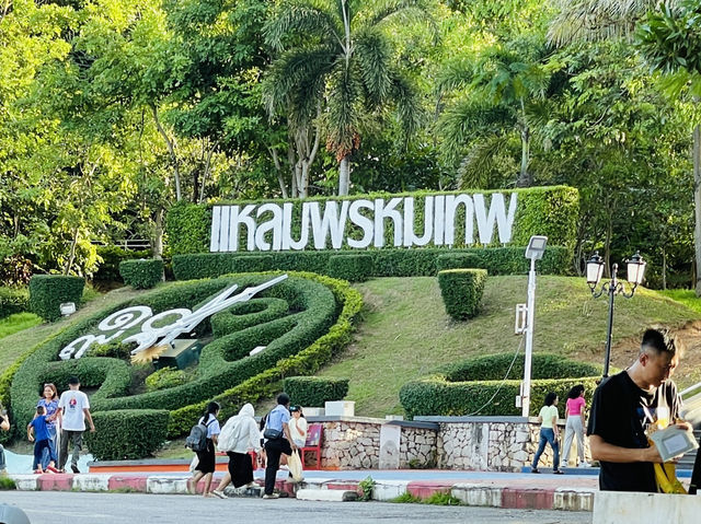 นั่งรับลม ที่แหลมพรหมเทพ