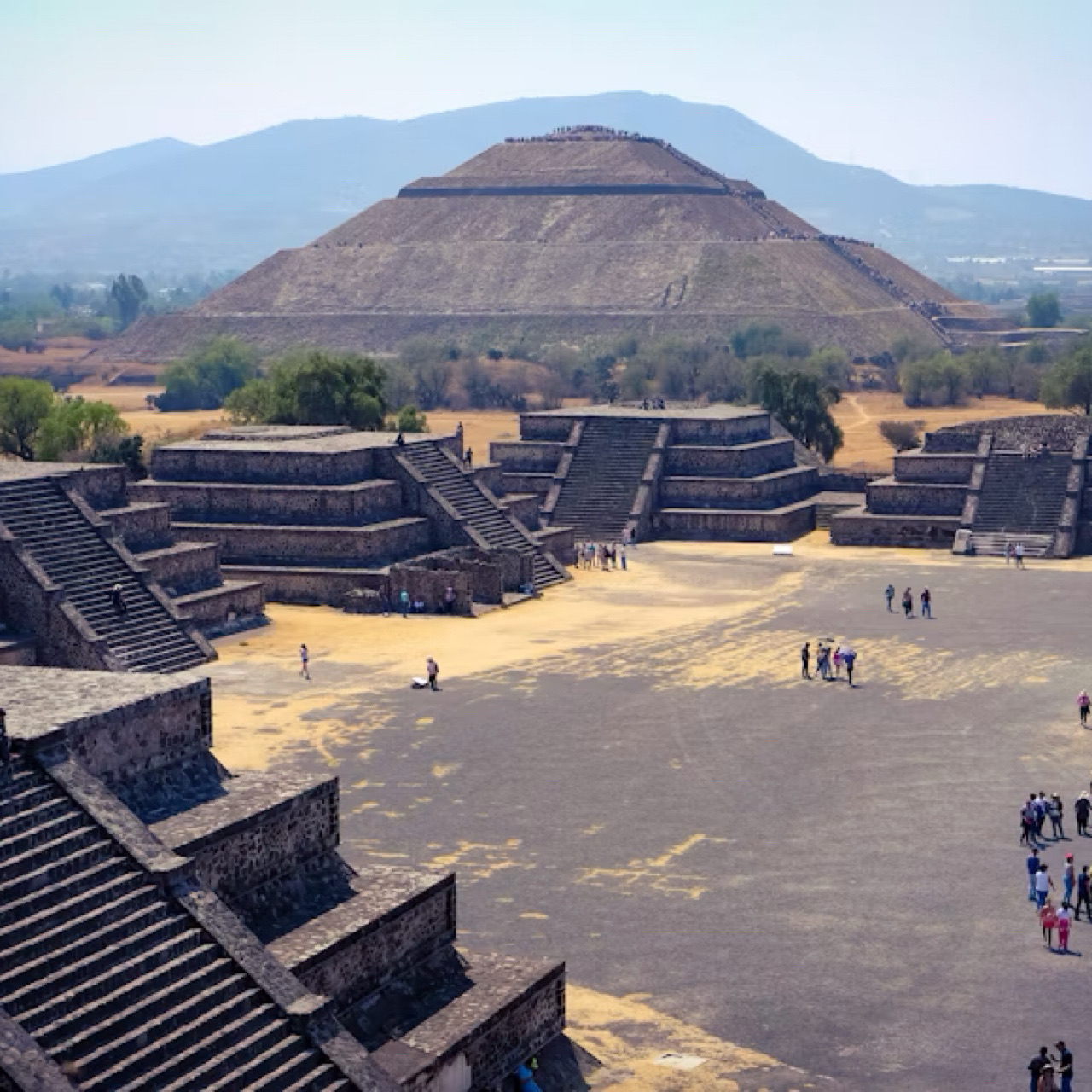 テオティワカンピラミッド前の軍勢 神々の都にて、古代のロマンに触れる(テオティワカン遺跡
