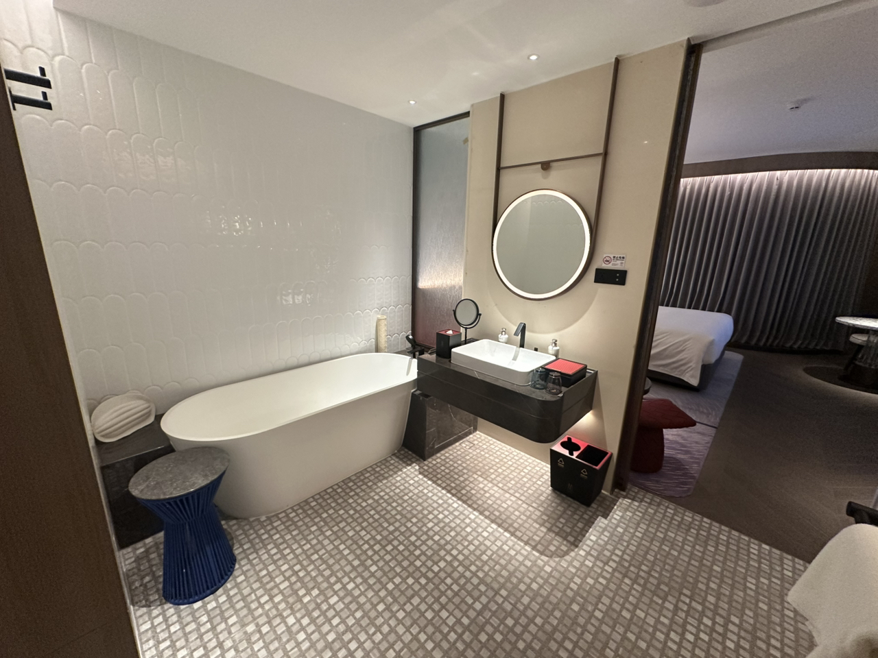 This trip to Shenzhen, I chose Shenzhen MGallery Hotel, firstly because the decoration of the new hotel itself is really eye-catching, and secondly, the rooms are super large and very high CP value! Although the location is a little further than the city, the place is really surprising, especially for those who are looking for a quiet, comfortable and design experience.

In terms of design, the hotel is full of art, the whole building is bright and spacious from the lobby to the rooms, even the corridors are neat and tidy. The room is super large, the bathroom has a bathtub and a large sink (definitely suitable for you who want to chill while taking a bath), soundproofing is also good, not afraid of being noisy outside. The bedding is made of delicate materials and the toiletries are high-end brands, making it comfortable to stay in.

In terms of facilities, the gym and swimming pool are complete and very new, and you can go for a dip and relax after exercising. The lobby and front desk service is seriously standard and the staff are willing to help people, which makes people feel professional and friendly. If there are any personal needs, they are happy to help solve them.

#Shenzhen Booking Tips #New Hotel Experience #Shenzhen Design Hotel #High CP Value Accommodation #Shenzhen Photography Recommendation