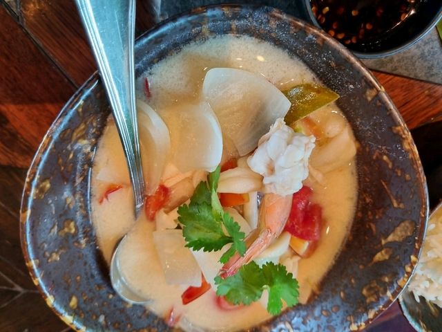 Phuket’s Three Monkeys Restaurant: Jungle Vibes & Tom Yum Delights 🍲🌴