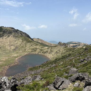 この写真は1年前、韓国最高峰の漢拏山(ハルラサン)の白緑潭( | Trip