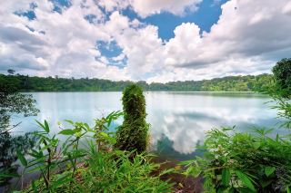 ทะเลสาบยักษ์ลม (Yeak Laom Lake): ทะเลสาบปล่องภูเขาไฟอันเงียบสงบในรัตนคีรี