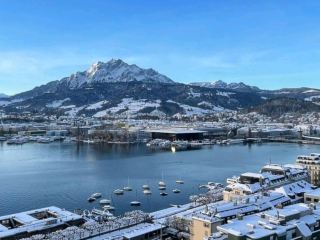 ❄️🏔️ รีวิวโรงแรมหรูสวิตเซอร์แลนด์ ฟีลหิมะจัดเต็มที่ Lucerne 🏔️❄️

การมาพักที่ Lucerne คือการได้สัมผัสเมืองริมทะเลสาบท่ามกลางภูเขาหิมะที่โอบล้อมรอบด้าน ❄️ บรรยากาศโรแมนติก เงียบสงบ และเต็มไปด้วยเสน่ห์เมืองเก่าของสวิตเซอร์แลนด์ที่ผสมกับความหรูหราอย่างลงตัว 🏔️✨ น้ำในทะเลสาบ Lucerne สะท้อนแสงหิมะและภูเขาเหมือนกระจกธรรมชาติ

หนึ่งในโรงแรมระดับไอคอนคือ Bürgenstock Hotel & Alpine Spa โรงแรมหรูบนหน้าผาสูงเหนือทะเลสาบ ให้วิวแบบพาโนรามา 360 องศา ทั้งทะเลสาบ ภูเขา และเมืองด้านล่าง 🏨✨ ตัวอาคารดีไซน์โมเดิร์นผสมธรรมชาติ กระจกบานใหญ่เปิดรับวิวแบบไม่มีสิ่งกั้น

ห้องพักหรูหราเรียบง่ายแต่ทรงพลัง เตียงนุ่มสบายพร้อมวิวภูเขาหิมะจากปลายเตียง 🛏️❄️ ห้องน้ำหินอ่อนและอ่างอาบน้ำที่สามารถแช่พร้อมชมวิวทะเลสาบได้แบบฟินสุด ๆ 🛁🌨️ ทุกเช้าคือภาพหมอกลอยเหนือทะเลสาบกับยอดเขาสีขาวที่เปลี่ยนไปตามแสงแดด

ไฮไลต์คือ Alpine Spa ระดับโลก สระอินฟินิตี้กลางแจ้งที่เหมือนลอยอยู่เหนือทะเลสาบ ❄️💆♀️ แช่น้ำอุ่นท่ามกลางอากาศเย็นจัดคือประสบการณ์ที่ทั้งสงบและหรูหราอย่างที่สุด 🌙✨

📍 Check-in: Lucerne, Switzerland 🇨🇭
🏨 Bürgenstock Hotel & Alpine Spa

#Switzerland #Lucerne #LuxuryHotel #SnowVibes #WinterWonderland #SwissAlps #Burgenstock #HotelReview #LuxuryTravel #LakeView ❄️🏔️✨