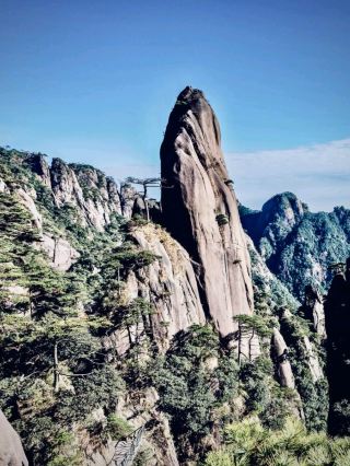 Mini World's End is the 1,192 m escarpment on the Riverston flank of the Knuckles range, 1.5 hrs fro