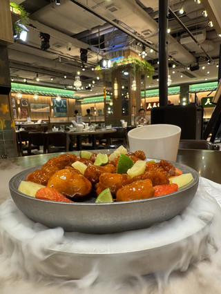 
This Renren Eat Company is located in Mong Kok's new-style retro style stall and Cantonese stir-fry shop😍 combines 80-90s night Shanghai and nostalgic Hong Kong style decoration, hot stir-fry selection, the restaurant🍴 every night has a live Band singing 🥳 If you eat like there is still a song to listen to 😌 atmosphere is great 😙
Environment: 🌟🌟🌟🌟🌟

Teochew-style crispy oyster cake
Oyster cake is a very representative dish in Teochew cuisine. The outer layer is fragrant, the inside retains the freshness of the oysters, and it is very large. It can definitely be shared by many people🤭

Iced pineapple 🍍 sweet and sour pork
Pineapple🍍 and sweet and sour pork are both fruit and sweet and sour foods, the taste is more varied; plus the iced dish is great for taking pictures🤗 with white rice is more appropriate😽

Dried shrimp and vermicelli steamed sweet melon
The melon tastes sweet and clear, the fans absorb the seafood brought out by the dried shrimp, the portion arrangement is also reasonable 😝 And the fans absorb the taste of the dried shrimp and the melon 👅 the taste is absolutely excellent 👍🏻

Thai green milk ice cream with salted milk cover
Tea, milk and ice cream taste, as one of the appropriate desserts for dessert 🍮

Duck poop has grapes 🍇 lime iced special
The two take the refreshing route, which can add a little sour flavor to the richer dishes🤗
Quality: 🌟🌟🌟🌟🌟

Overall, oyster cake fried, pineapple sweet and sour, sweet and sour noodles, also paired with white rice, dessert and drinks 🥤 took care of the integrity of the meal 👄 For a dinner for 2, the variety of dishes is quite plentiful 💚 affordable price, excellent environment, gathering rock 😎
Quality: 🌟🌟🌟🌟🌟
· ———商店信息————-。
📍Everyone Eats Co., Ltd
🔍2/F, East Wing, XX Arcade, 60-104 Soy Street, Mong Kok
· ——————————
#EveryoneEatCo