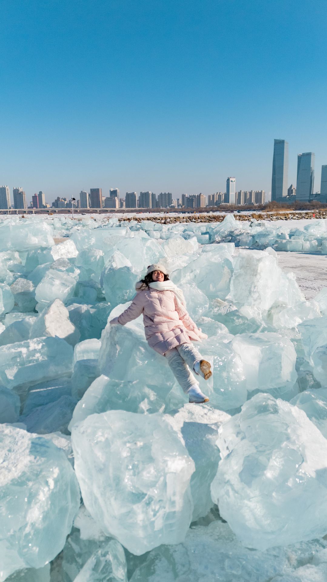 Harbin Day: Diamond Sea, Wizard Café, Giant Snowman Park, Linjia Iron Pot Stew, and Maple Leaf Hot Springs