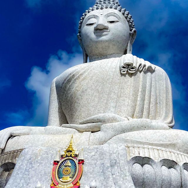 Visit the budha with a spectacular view. 