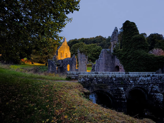 Fountains Abbey: A Majestic Ruin in Yorkshire 🌲🌼