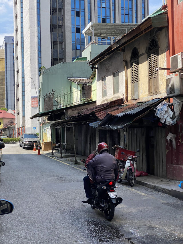 Discovering the Vibrant Yalan Petaling Market in Kuala Lumpur