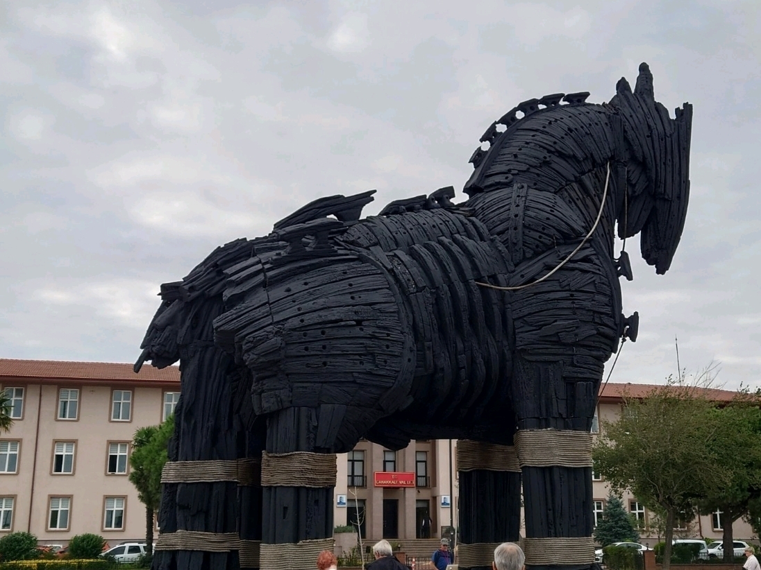 Con ngựa thành Troy
Đây là con ngựa còn sót lại từ một phim trường cũ.
Có một vài cửa hàng nhỏ xung quanh, nhưng không nhiều lắm, nên không đông đúc lắm.
#Troy