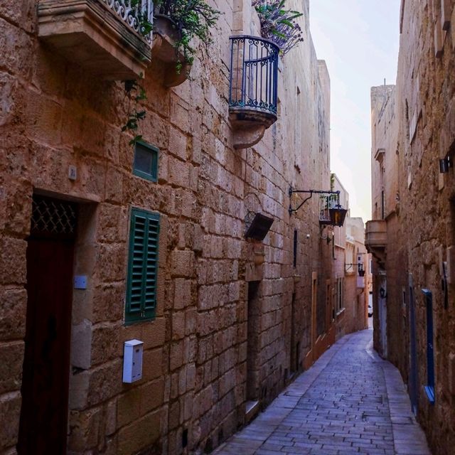 Golden Labyrinths – The Alleys of Malta 🌞🏛️