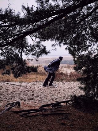 เสียงกระซิบจากเนินทรายคูโรเนียน: อ้อมกอดนิรันดร์ของนิดา