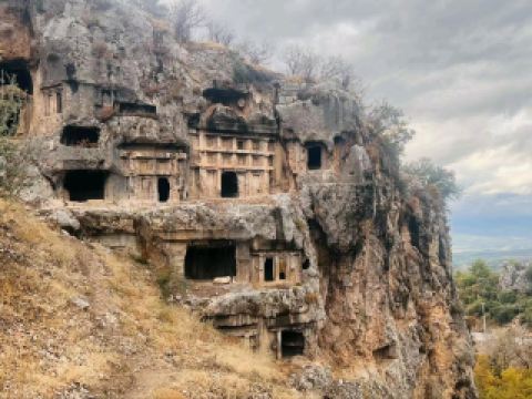 #winterescape ซากปรักหักพังโบราณและทิวทัศน์ภูเขาอันงงงดงามรอคุณอยู่ที่ลาบรานดา 💎🏛️✨
หากคุณกำลังมองหาการผสมผสานระหว่างประวัติศาสตร์อันยิ่งใหญ่และทิวทัศน์ภูเขาอันงดงาม ลาบรานดา โอเรน เยรี ใกล้เมืองมิลาส จะมอบประสบการณ์ที่ยอดเยี่ยมให้คุณ ในวันที่เมฆมากและฝนตก หมอกจะปกคลุมซากปรักหักพังหิน เพิ่มบรรยากาศลึกลับยิ่งขึ้น เหมาะสำหรับการถ่ายภาพสร้างสรรค์

เพื่อให้ได้ประโยชน์สูงสุดจากลาบรานดา เริ่มต้นเส้นทางของคุณด้วยการปีนขึ้นจากลานจอดรถ บริเวณวิหารหลักจะต้อนรับคุณก่อน ที่ซึ่งเสาขนาดใหญ่และจารึกโบราณทำให้ได้ภาพถ่ายที่สวยงามลงอินสตาแกรม (ลองทั้งมุมกว้างและมุมใกล้เพื่อดูรายละเอียดทางสถาปัตยกรรม!) เดินขึ้นเขาต่อไปเพื่อชมทิวทัศน์แบบพาโนรามาที่กว้างไกล โดยเฉพาะในวันที่แดดจัด คุณจะได้เห็นวิวทิวทัศน์ที่ทอดยาวไปทั่วหุบเขา

สิ่งที่ห้ามพลาด ได้แก่ การสำรวจลานกว้าง การแอบดูบ่อน้ำโบราณ และการชื่นชมรายละเอียดการแกะสลักที่ซับซ้อนในสโตอาและวิหาร อย่าพลาดแท่นบูชากลางแจ้ง จุดนี้ให้ความรู้สึกทรงพลังเป็นพิเศษในวันที่อากาศครึ้ม! สำหรับคนรักการถ่ายภาพ ท้องฟ้าที่มืดครึ้มจะสร้างความตัดกันที่สวยงามกับซากปรักหักพัง ในขณะที่ช่วงบ่ายที่มีแดดจัดจะขับเน้นสีทองของหินให้เด่นชัดยิ่งขึ้น

เคล็ดลับการเยี่ยมชม: ลาบรานดาโดยทั่วไปค่อนข้างเงียบสงบ คุณจึงสามารถใช้เวลาได้อย่างเต็มที่ สวมรองเท้าที่แข็งแรง เพราะพื้นอาจไม่เรียบและลื่นหลังจากฝนตก นำน้ำและครีมกันแดดไปด้วย เนื่องจากสถานที่ส่วนใหญ่เป็นที่โล่ง หากคุณไปเยี่ยมชมในช่วงบ่าย แสงจะนุ่มนวลขึ้น ทำให้ได้ภาพทิวทัศน์ที่สวยงามราวกับเวทมนตร์

ข้อควรระวัง: ระมัดระวังในการเดิน โดยเฉพาะบริเวณซากปรักหักพัง เพราะสถานที่ค่อนข้างขรุขระและไม่มีผู้ดูแล นอกจากนี้ ควรระวังฝนที่อาจตกกระทันหัน เสื้อกันฝนจะมีประโยชน์มากกว่าร่ม

#Milas #Labranda #Ruins #OutdoorCulture #TravelTurkey