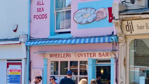 [UK] Just 30 minutes from Canterbury! A half-day girls' trip itinerary to Whitstable, a seaside town where you'll fall in love with its famous oysters and colorful streets 🦪🏖️ — traveler post in Whitstable