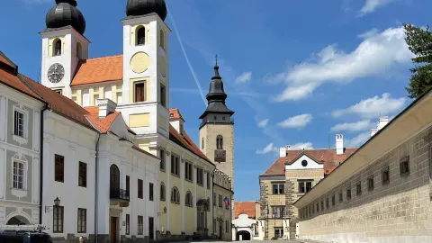 テルチ（Telč）はチェコ共和国モラヴィア地方にある歴史的な小都市で、ボヘミア・モラヴィア高地の南縁に位置し、人口は約5,。 — traveler post in テルチ