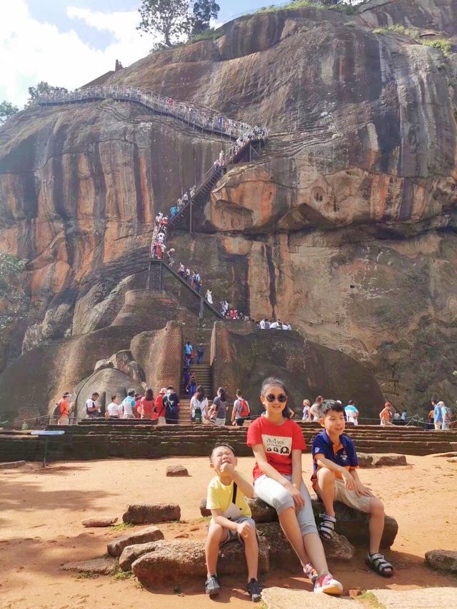 Sri Lanka 🇱🇰 must-visit attraction - Lion Rock