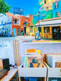 哈芝巷是一個充滿藝術氣息的地方💛，鮮豔的顏色讓讓一走近箱子裡就宛若進入了上帝的調色盤中🌸
