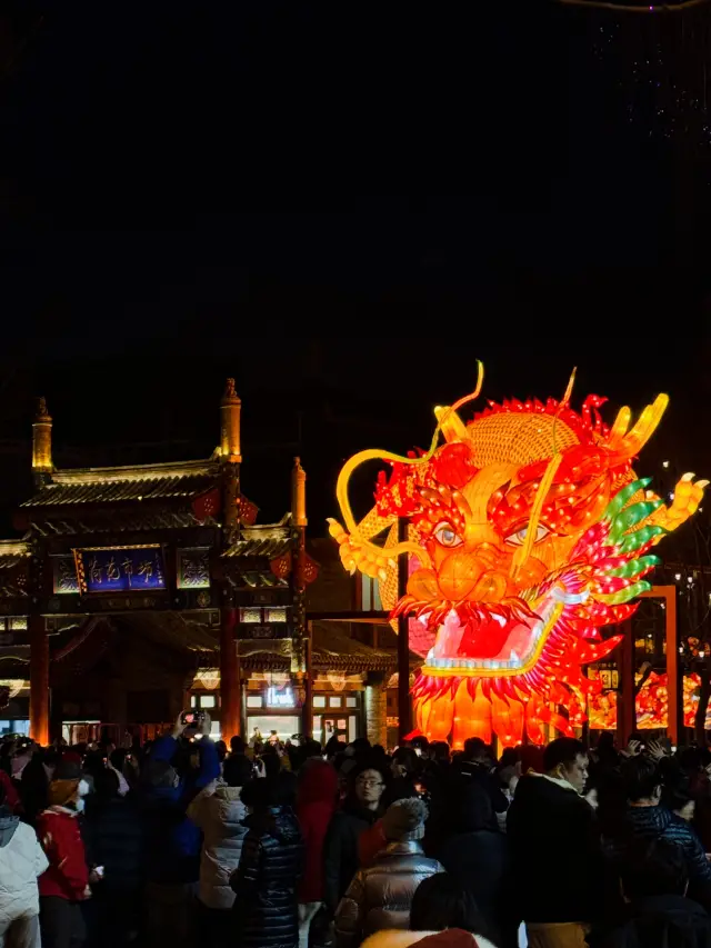 北京｜感觉有一億人が什刹海で巨大な龍を撮影しているような気がします