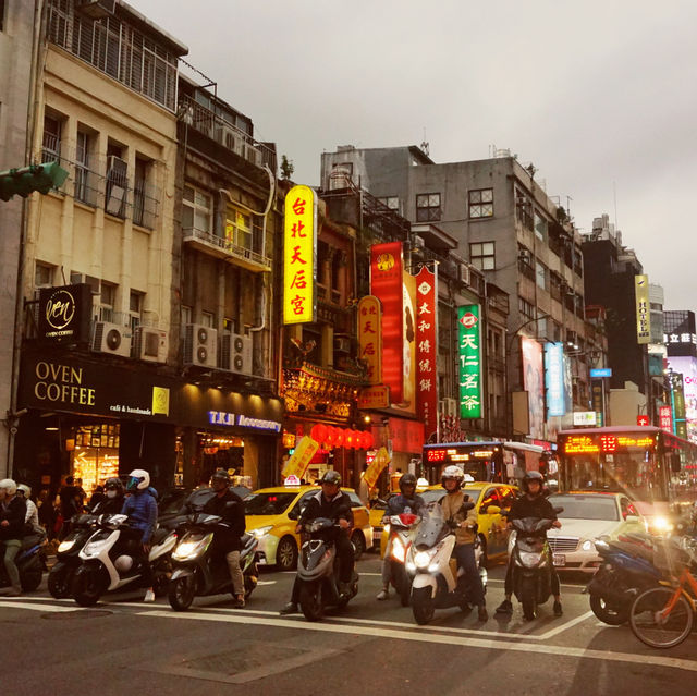 臺北必去景點西門町在人潮洶湧中看臺北街頭繁華