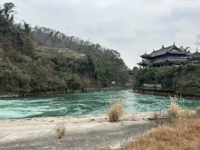 ท่องเวลาที่ Dujiangyan: การผจญภัยริมแม่น้ำที่มีเสน่ห์แห่งโบราณกาลและปัจจุบัน