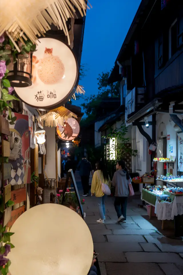 Don't just visit West Lake when you come to Hangzhou! You haven't truly experienced the essence of Jiangnan until you've been to this hidden gem of a street!