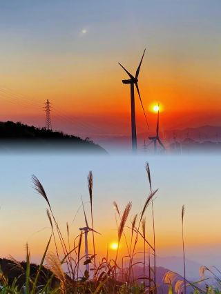 Sunrise over the sea of clouds, accompanied by windmills: A trip to Queya Mountain