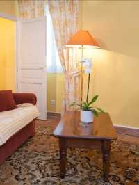 🏰✨ Carcassonne Charm: Discover Luxe Lodging! 🛎️🍇