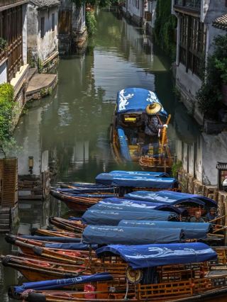 Is it really not worth visiting Zhouzhuang, known as the first water town, due to its strong commercial atmosphere?