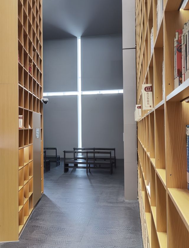 美術館內的書店，安藤忠雄青蘋果和光之教堂