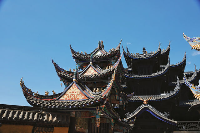 西昌市必到景點之大石板村和靈鷹寺。