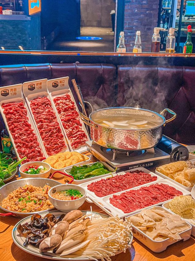 新店中央大街也能吃到潮汕牛肉火鍋啦！！。